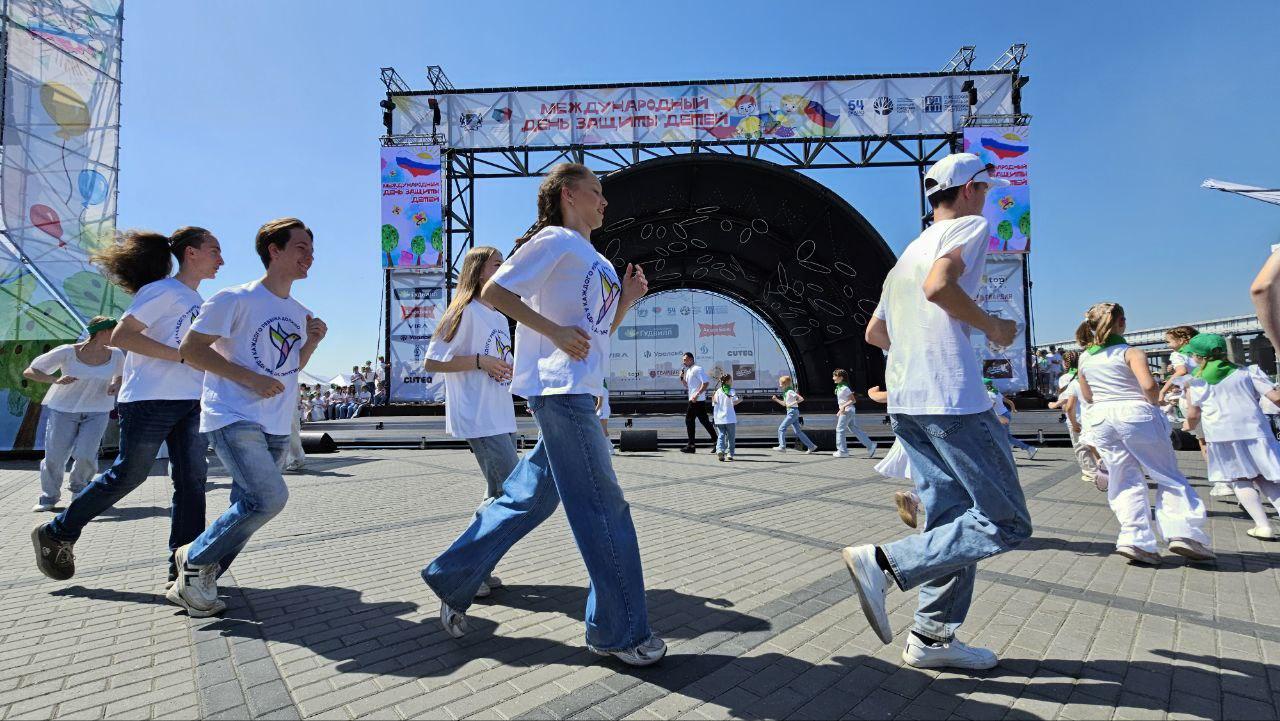 Фото «Тысячи детских улыбок» На Михайловской Набережной и в парке «Арена» в Новосибирске стартовал День защиты детей – ОНЛАЙН репортаж 4